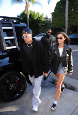 29.06 | Chega a uma missa na Igreja Churchome, em Beverly Hills