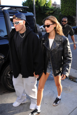 29.06 | Chega a uma missa na Igreja Churchome, em Beverly Hills