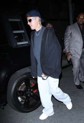29.06 | Saindo da igreja Churchome, em Beverly Hills