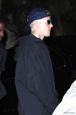 29.06 | Saindo da igreja Churchome, em Beverly Hills