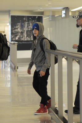 17.05 | Justin Bieber chegando no aeroporto no Japão