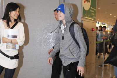 17.05 | Justin Bieber chegando no aeroporto no Japão