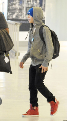 17.05 | Justin Bieber chegando no aeroporto no Japão