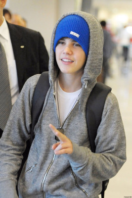 17.05 | Justin Bieber chegando no aeroporto no Japão