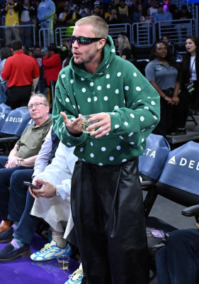 24.02 | Justin Bieber assistindo ao jogo de basquete entre o Los Angeles Lakers e o Orlando Magic na Crypto.com Arena, em Los Angeles, Califórnia.