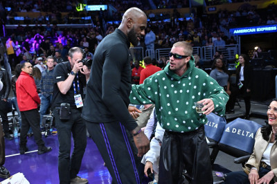 24.02 | Justin Bieber assistindo ao jogo de basquete entre o Los Angeles Lakers e o Orlando Magic na Crypto.com Arena, em Los Angeles, Califórnia.