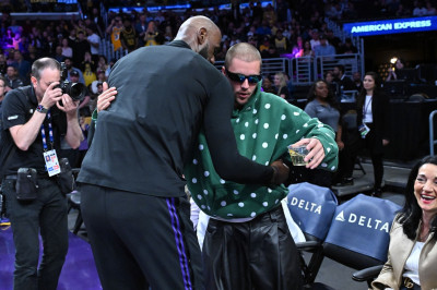 24.02 | Justin Bieber assistindo ao jogo de basquete entre o Los Angeles Lakers e o Orlando Magic na Crypto.com Arena, em Los Angeles, Califórnia.