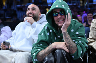 24.02 | Justin Bieber assistindo ao jogo de basquete entre o Los Angeles Lakers e o Orlando Magic na Crypto.com Arena, em Los Angeles, Califórnia.
