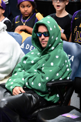 24.02 | Justin Bieber assistindo ao jogo de basquete entre o Los Angeles Lakers e o Orlando Magic na Crypto.com Arena, em Los Angeles, Califórnia.