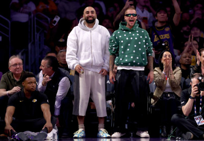 24.02 | Justin Bieber assistindo ao jogo de basquete entre o Los Angeles Lakers e o Orlando Magic na Crypto.com Arena, em Los Angeles, Califórnia.