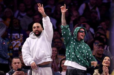 24.02 | Justin Bieber assistindo ao jogo de basquete entre o Los Angeles Lakers e o Orlando Magic na Crypto.com Arena, em Los Angeles, Califórnia.