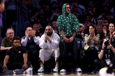 24.02 | Justin Bieber assistindo ao jogo de basquete entre o Los Angeles Lakers e o Orlando Magic na Crypto.com Arena, em Los Angeles, Califórnia.