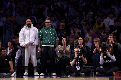 24.02 | Justin Bieber assistindo ao jogo de basquete entre o Los Angeles Lakers e o Orlando Magic na Crypto.com Arena, em Los Angeles, Califórnia.