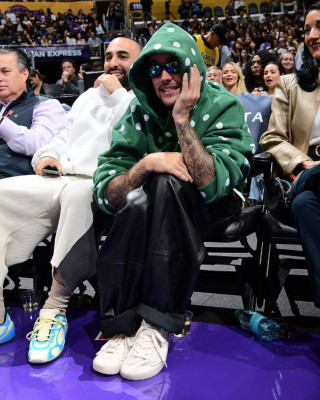 24.02 | Justin Bieber assistindo ao jogo de basquete entre o Los Angeles Lakers e o Orlando Magic na Crypto.com Arena, em Los Angeles, Califórnia.