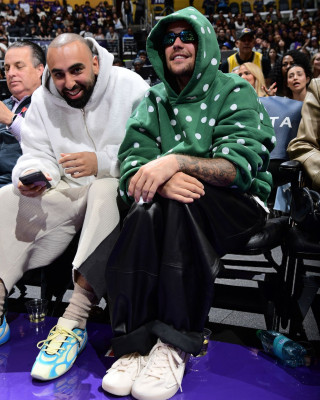 24.02 | Justin Bieber assistindo ao jogo de basquete entre o Los Angeles Lakers e o Orlando Magic na Crypto.com Arena, em Los Angeles, Califórnia.