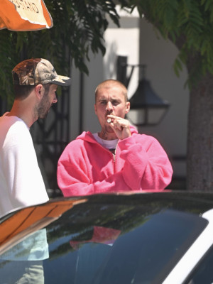 29.05 | Justin Bieber, Neima e Ed Benjamin são vistos em Los Angeles, Califórnia.