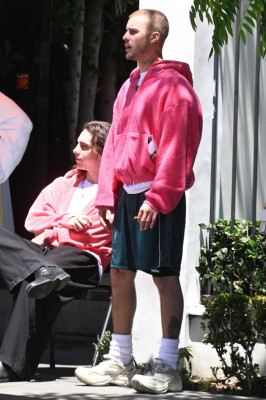 29.05 | Justin Bieber, Neima e Ed Benjamin são vistos em Los Angeles, Califórnia.