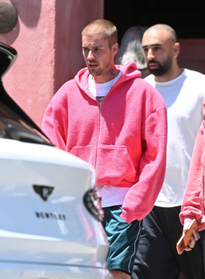 29.05 | Justin Bieber, Neima e Ed Benjamin são vistos em Los Angeles, Califórnia.