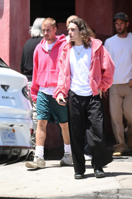 29.05 | Justin Bieber, Neima e Ed Benjamin são vistos em Los Angeles, Califórnia.