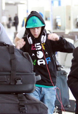 21.06 | Justin Bieber chegando no aeroporto em Toronto