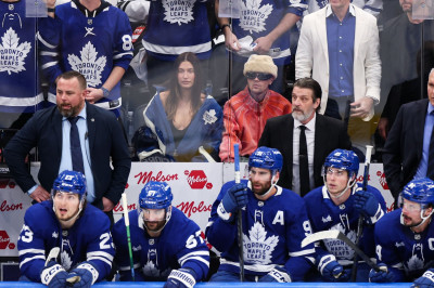 18.05 | Justin e Hailey Bieber assistem ao Jogo 7 dos playoffs da Stanley Cup em Toronto, Canadá