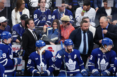 18.05 | Justin e Hailey Bieber assistem ao Jogo 7 dos playoffs da Stanley Cup em Toronto, Canadá