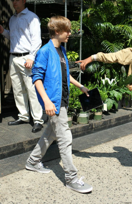 06.03 | Justin Bieber indo na floricultura em NY