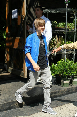 06.03 | Justin Bieber indo na floricultura em NY