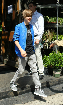 06.03 | Justin Bieber indo na floricultura em NY