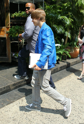 06.03 | Justin Bieber indo na floricultura em NY