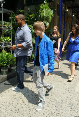 06.03 | Justin Bieber indo na floricultura em NY