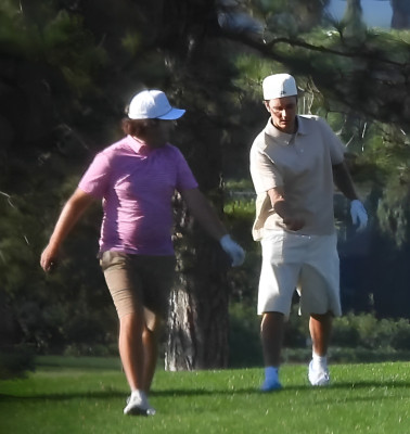 03.10 | Jogando golfe em Beverly Hills com um amigo