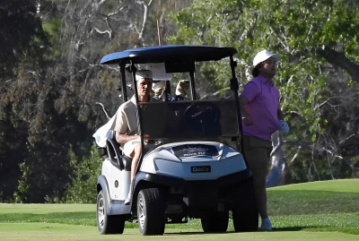 03.10 | Jogando golfe em Beverly Hills com um amigo