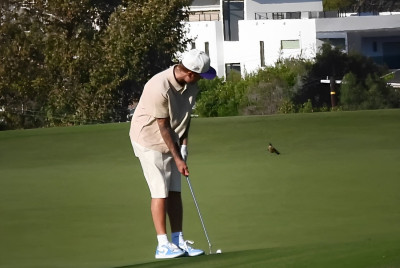 03.10 | Jogando golfe em Beverly Hills com um amigo