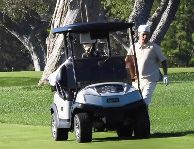 03.10 | Jogando golfe em Beverly Hills com um amigo