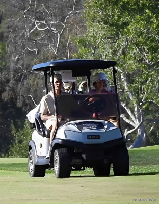 03.10 | Jogando golfe em Beverly Hills com um amigo
