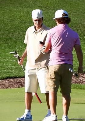 03.10 | Jogando golfe em Beverly Hills com um amigo