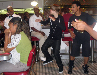 06.09 | Justin Bieber e sua equipe em Bahamas
