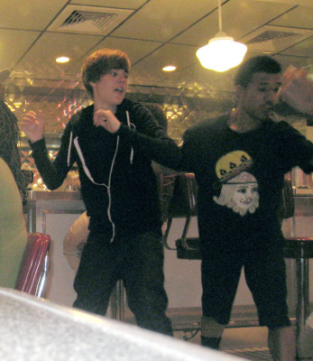 06.09 | Justin Bieber e sua equipe em Bahamas