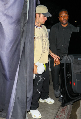17.10 | Sai para jantar sozinha no The Nice Guy, em West Hollywood