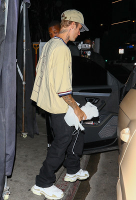 17.10 | Sai para jantar sozinha no The Nice Guy, em West Hollywood