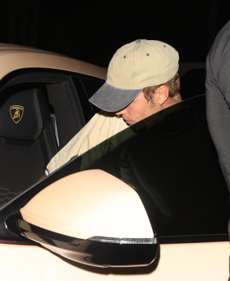 17.10 | Sai para jantar sozinha no The Nice Guy, em West Hollywood