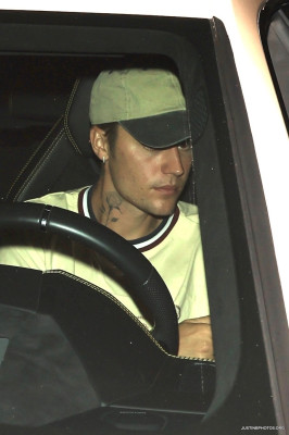 17.10 | Sai para jantar sozinha no The Nice Guy, em West Hollywood