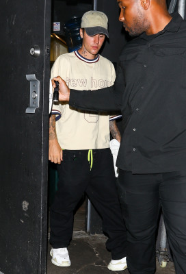 17.10 | Sai para jantar sozinha no The Nice Guy, em West Hollywood