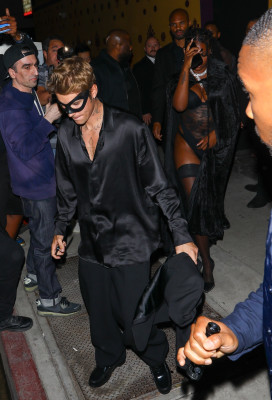 21.10 | Saindo da festa de 27º aniversário da Doja Cat em West Hollywood