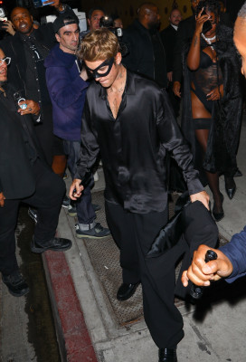 21.10 | Saindo da festa de 27º aniversário da Doja Cat em West Hollywood