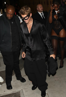 21.10 | Saindo da festa de 27º aniversário da Doja Cat em West Hollywood
