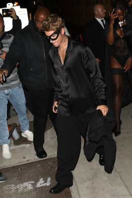 21.10 | Saindo da festa de 27º aniversário da Doja Cat em West Hollywood