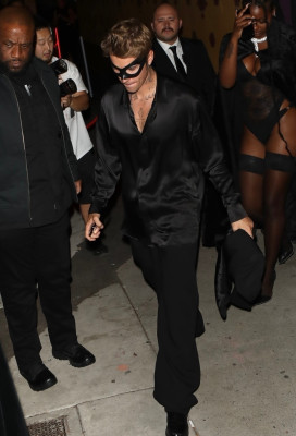 21.10 | Saindo da festa de 27º aniversário da Doja Cat em West Hollywood