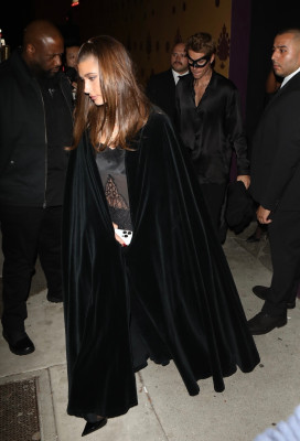21.10 | Saindo da festa de 27º aniversário da Doja Cat em West Hollywood